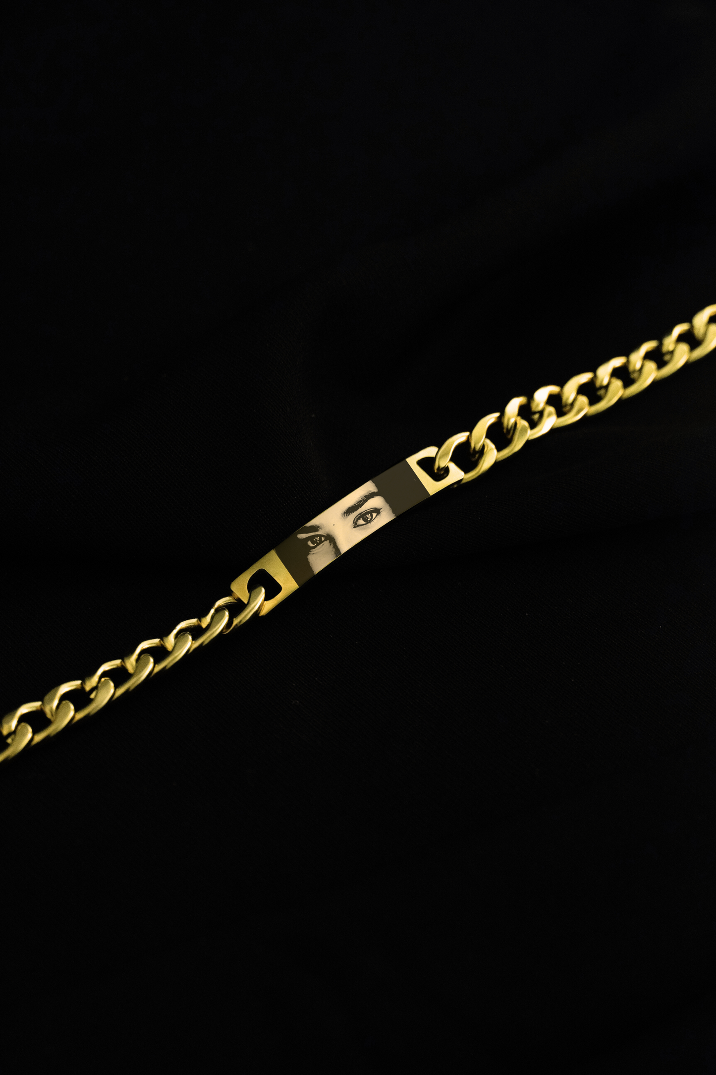 Customized Jewelry premium golden bracelet detailed view