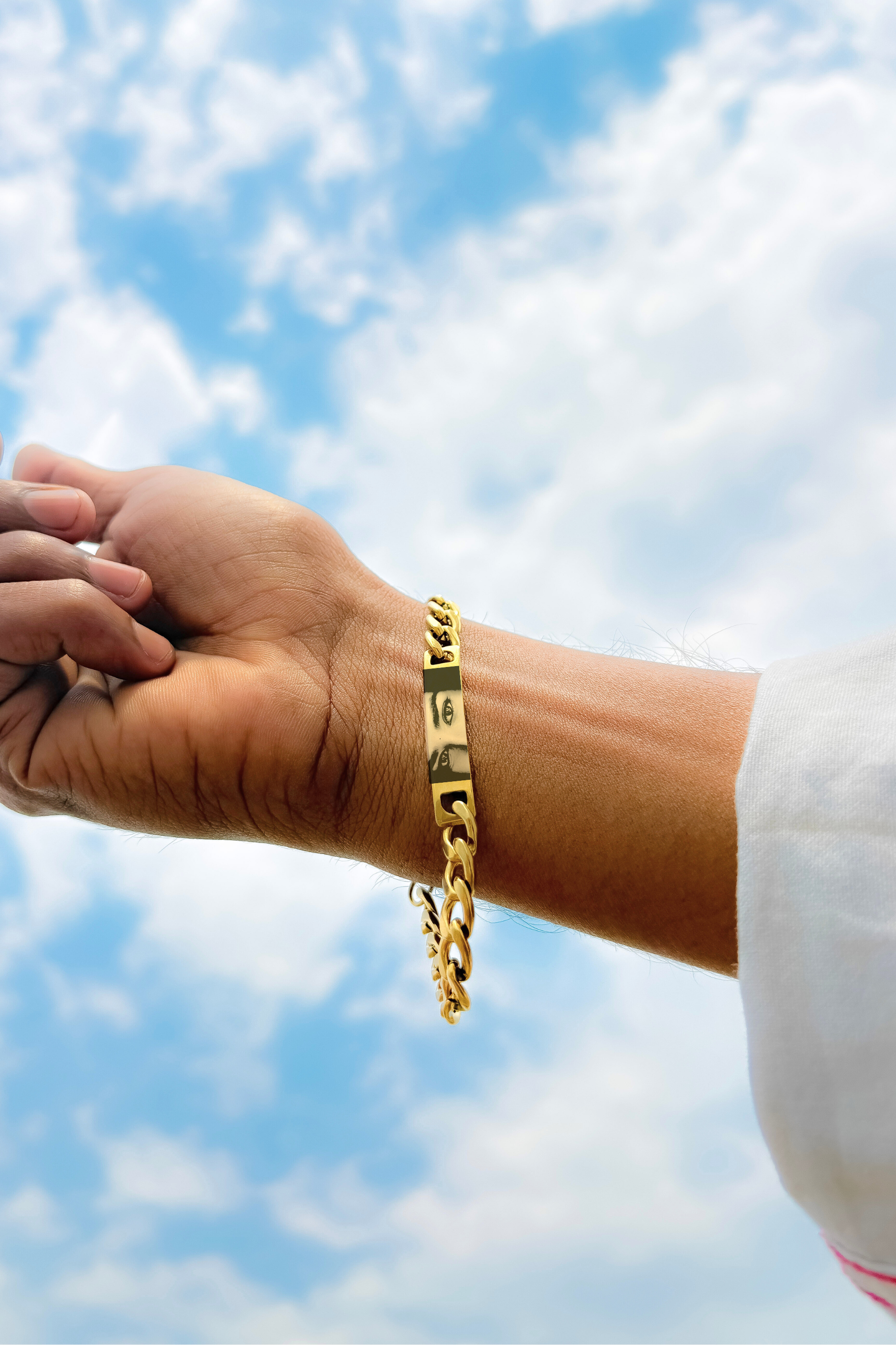 Customized Jewelry premium golden bracelet detailed view